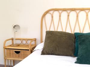 Ένα ή περισσότερα κρεβάτια σε δωμάτιο στο Calme et centrale avec balcon ensoleillé