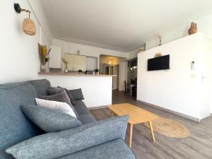 Μια τηλεόραση ή/και κέντρο ψυχαγωγίας στο Calme et centrale avec balcon ensoleillé