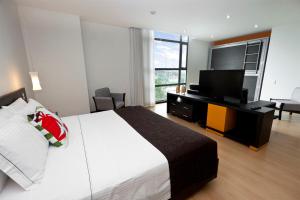 Ένα ή περισσότερα κρεβάτια σε δωμάτιο στο Tequendama Hotel Medellín - Estadio