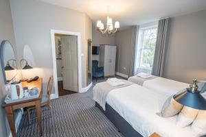 Ein Bett oder Betten in einem Zimmer der Unterkunft The Lazy Goose - Coffee House & Bedrooms