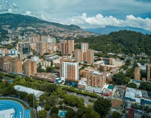 uma vista aérea de uma cidade com edifícios altos em Tequendama Hotel Medellín - Estadio em Medellín