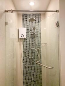 a shower with a glass door in a bathroom at Suvarnabhumi Airport , Bangkok , Sukumvit ,Bts Ekamai-Bangna in Amphoe Phra Khanong