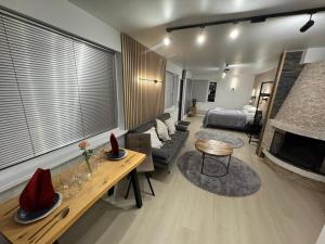 ein Wohnzimmer mit einem Bett, einer Couch und einem Tisch in der Unterkunft Cityview Studio Ivalo Stay in Inari