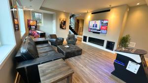 TV a/nebo společenská místnost v ubytování Orchard Run Chalet