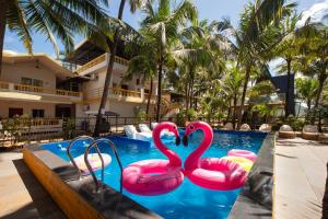 Bazén v ubytování The Rose Goa Beach Resort nebo v jeho okolí