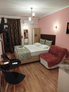 A bed or beds in a room at Manina Superior Apartment