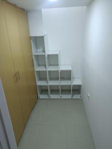 迪拜302 R 4 Loft Type With Built in Cabinet Share Bathroom的相册照片