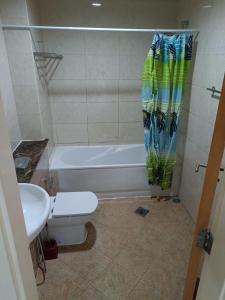 迪拜302 R 4 Loft Type With Built in Cabinet Share Bathroom的相册照片