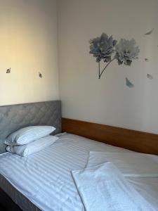 Łóżko lub łóżka w pokoju w obiekcie Hotel Haga