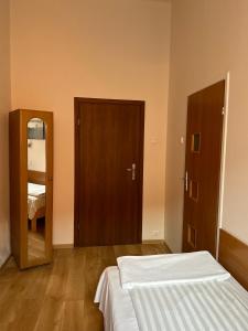 Łóżko lub łóżka w pokoju w obiekcie Hotel Haga