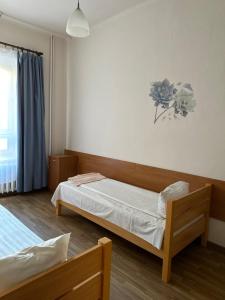 sypialnia z dwoma łóżkami i oknem w obiekcie Hotel Haga w mieście Częstochowa