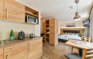 A kitchen or kitchenette at Hochmoderne Ferienwohnung