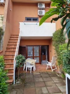 ポルト・アッズッロにあるLa casina di Adinaの家のパティオ(椅子2脚、テーブル付)