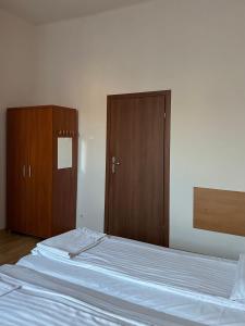 Łóżko lub łóżka w pokoju w obiekcie Hotel Haga