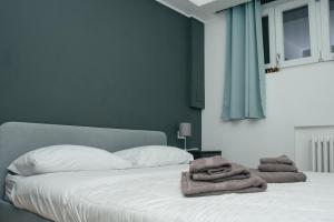 Un dormitorio con una cama con toallas. en Home sweet home san siro, en Milán 18 fotos más