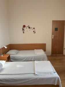 Łóżko lub łóżka w pokoju w obiekcie Hotel Haga