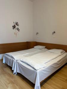 Łóżko lub łóżka w pokoju w obiekcie Hotel Haga