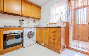 Η κουζίνα ή μικρή κουζίνα στο Nice Home In Platja D'aro With Wifi