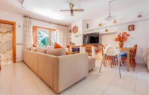 Μια τηλεόραση ή/και κέντρο ψυχαγωγίας στο Nice Home In Platja D'aro With Wifi