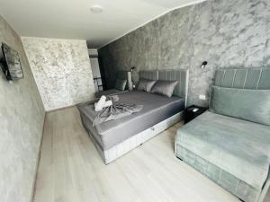 Un dormitorio con dos camas y una pared de piedra. en Seba Boutique Hotel, en Constanţa