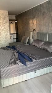 1 cama grande en una habitación con 2 camas en Seba Boutique Hotel, en Constanţa