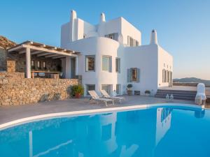 een villa met een zwembad voor een huis bij Velanos Villa in Plintri