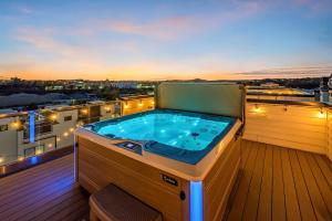 Πισίνα στο ή κοντά στο Rooftop Hot Tub City Views Pac-Man Pool Table