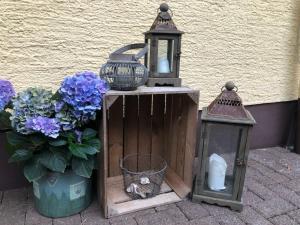 a couple of lanterns sitting next to a pot of flowers at Ferienwohnung miraBelle in Erbach
