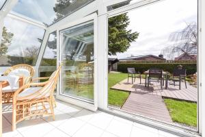 a screened in porch with a table and chairs at Ferienhaus Boje 13 in Neuharlingersiel
