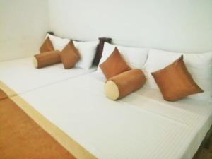 Postel nebo postele na pokoji v ubytování New Royal White Tourist Rest Hotel