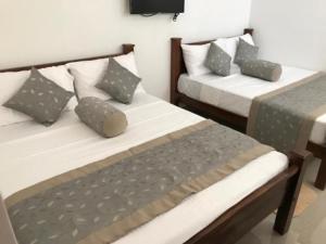 Postel nebo postele na pokoji v ubytování New Royal White Tourist Rest Hotel