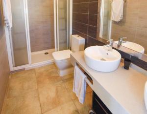 Un baño con lavabo, ducha e inodoro. en Casa Daniela 2, en El Pozo de los Frailes 13 fotos más