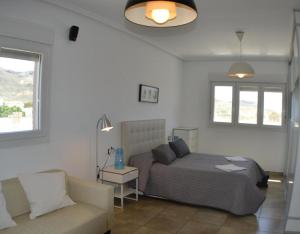 un dormitorio con una cama y un sofá en Casa Daniela 2, en El Pozo de los Frailes