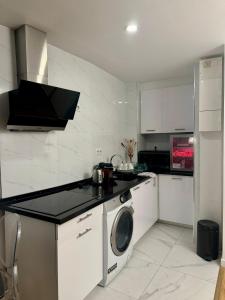 Η κουζίνα ή μικρή κουζίνα στο Cozy flat, heart of Paris