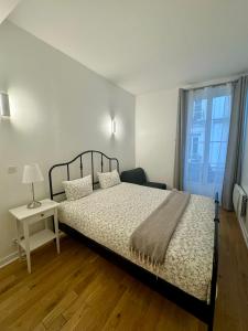 Ένα ή περισσότερα κρεβάτια σε δωμάτιο στο Cozy flat, heart of Paris
