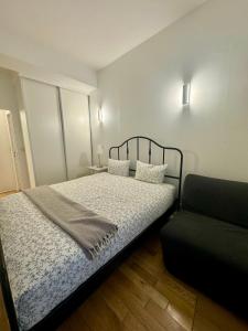 Ένα ή περισσότερα κρεβάτια σε δωμάτιο στο Cozy flat, heart of Paris