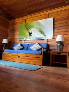 1 cama en una habitación con un cuadro en la pared en Ericeira Camping, en Ericeira 5 fotos más