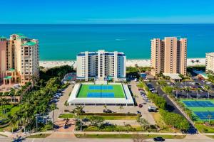 - une vue aérienne sur une ville avec de grands bâtiments et un court de tennis dans l'établissement Recently Renovated Beachfront Gem in Paradise, à Marco Island