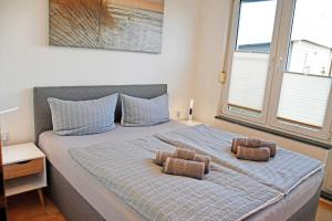 ein Schlafzimmer mit einem Bett mit zwei Kissen darauf in der Unterkunft schöne Ferienwohnungen in Dranske auf dem Windland in Dranske