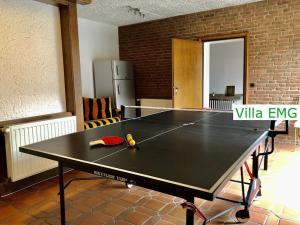 une table de ping-pong au milieu d'une pièce dans l'établissement Ferienhaus Landhaus EMG Kempen, in Alleinlage nahe Düsseldorf und Venlo, à Tönisvorst 38 autres photos