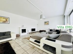 a living room with a couch and a fireplace at Ferienhaus Landhaus EMG Kempen, in Alleinlage nahe Düsseldorf und Venlo in Tönisvorst