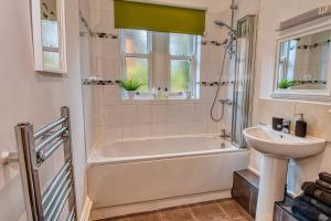 Ένα μπάνιο στο Dudley-Spacious Exec 1 bed - Long stay - Parking!