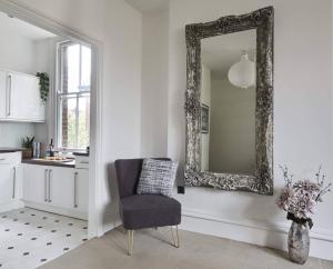 a living room with a chair and a mirror at Dudley-spacious Exec 2 Bed - Long Stay - Parking! in Dudley +10 photos