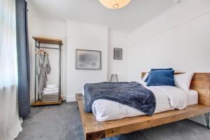 a bedroom with a bed and a mirror at West Midlands-Contractor-Long stay-parking-4 beds in Sleightholme