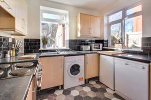Η κουζίνα ή μικρή κουζίνα στο West Midlands-contractor-long Stay-parking-4 Beds +3 φωτογραφίες