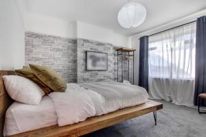 a bedroom with a bed with a brick wall at West Midlands-Contractor-Long stay-parking-4 beds in Sleightholme +2 photos
