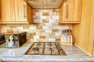 Kuchyň nebo kuchyňský kout v ubytování Gornal Dudley-2bed-Contractor &Long stay -Parking