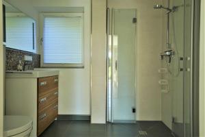 a bathroom with a shower and a toilet and a sink at Ferienwohnung "Die Ostseekoje" in Kronsgaard