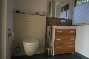 a small bathroom with a toilet and a sink at Ferienwohnung "Die Ostseekoje" in Kronsgaard