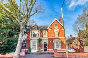 a brick house with a tree in front of it at Dudley-spacious Exec 2 Bed - Long Stay - Parking! in Dudley